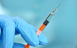 Coraz więcej placówek chce szczepić przeciwko koronawirusowi. NFZ uruchomił specjalne punkty konsultacyjne